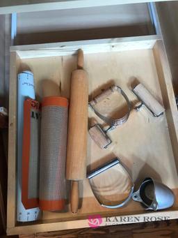 kitchen utensils/rolling pin/knives