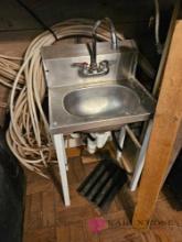 Hand washing sink