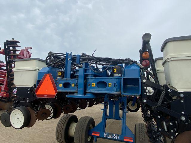 Kinze 3700 Planter
