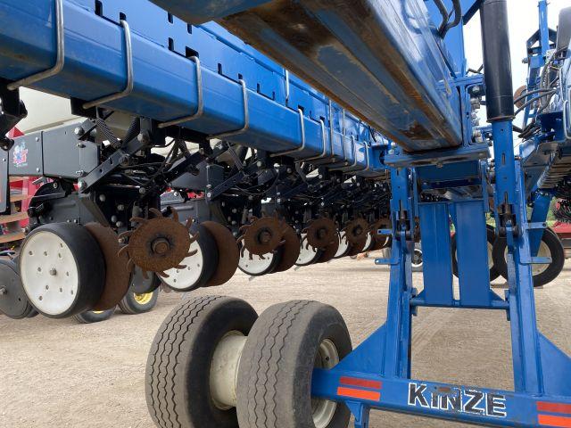 Kinze 3700 Planter