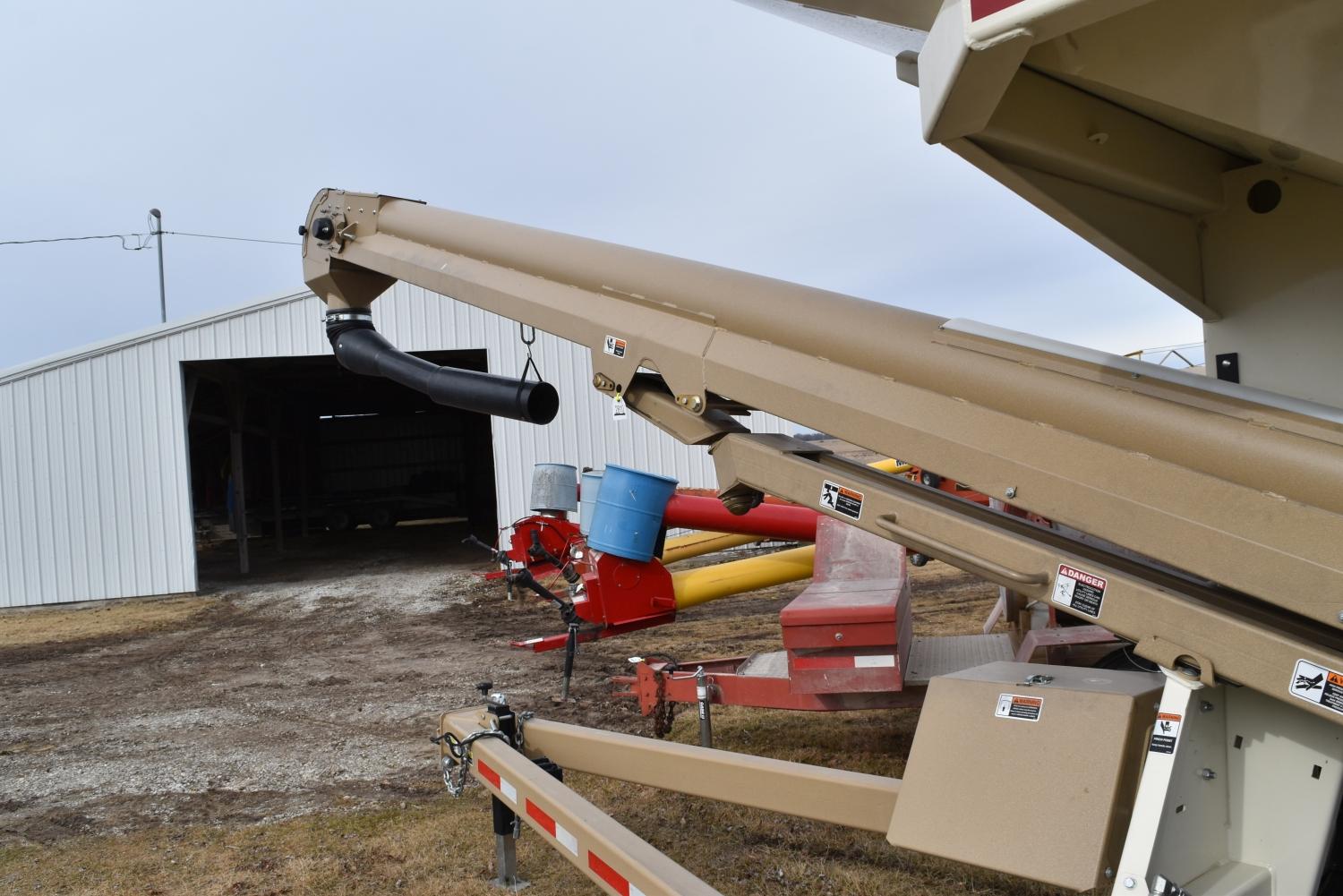 Unverferth UM 3755 Seed Tender
