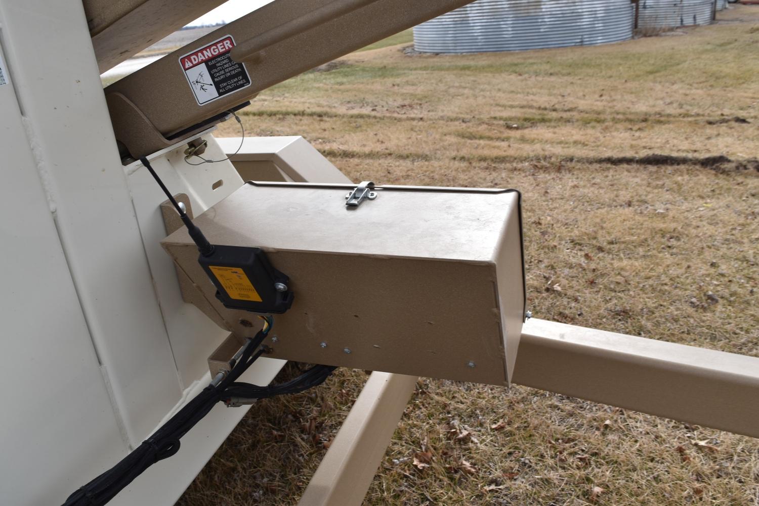 Unverferth UM 3755 Seed Tender