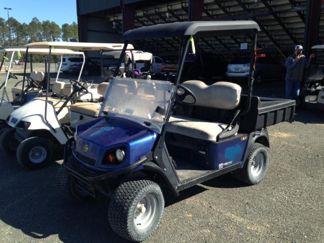Cushman golf car with dump bed