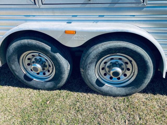 2005 Cimmaron 3 horse slant load trailer