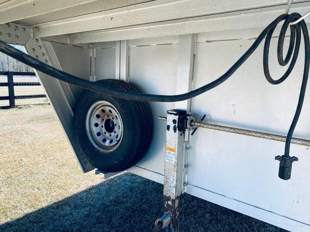 2005 Cimmaron 3 horse slant load trailer