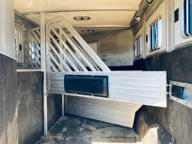 2005 Cimmaron 3 horse slant load trailer