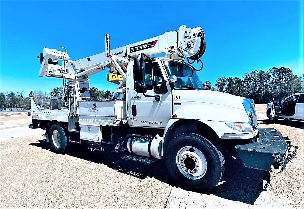 2012 International Durastar 4300 SBA, derrick