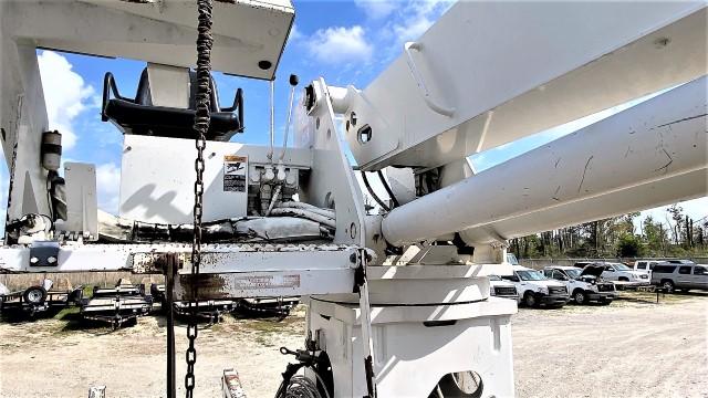 2012 International Durastar 4300 SBA, derrick