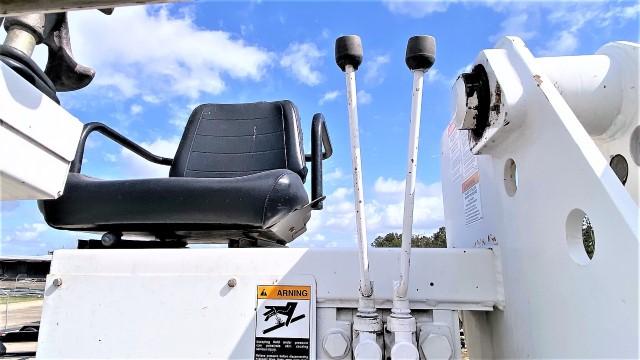 2012 International Durastar 4300 SBA, derrick