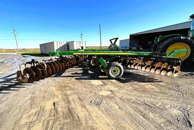 John Deere model 2620 disc harrow