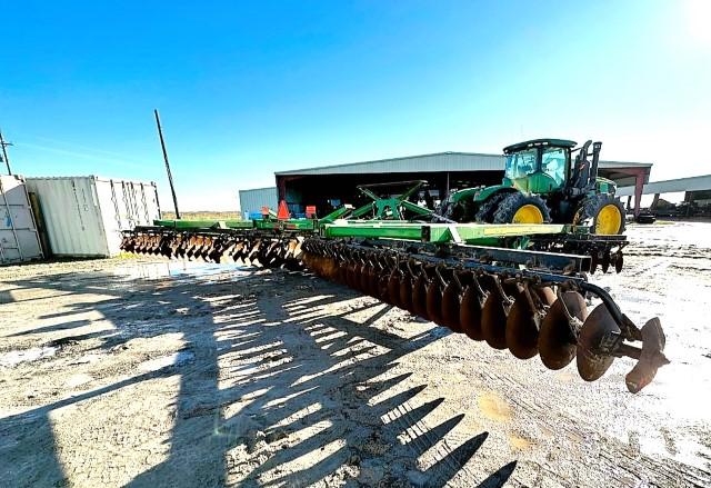 John Deere model 2620 disc harrow
