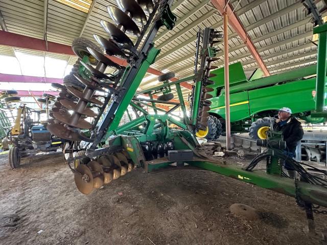 John Deere model 2620 disc harrow