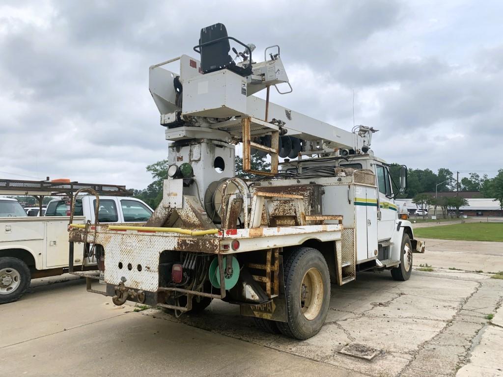 1999 Freightliner Fl70 series single axle derrick