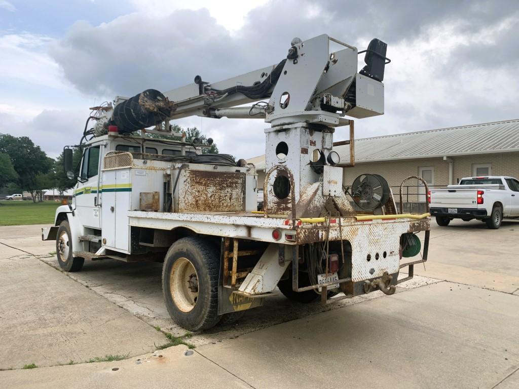 1999 Freightliner Fl70 series single axle derrick