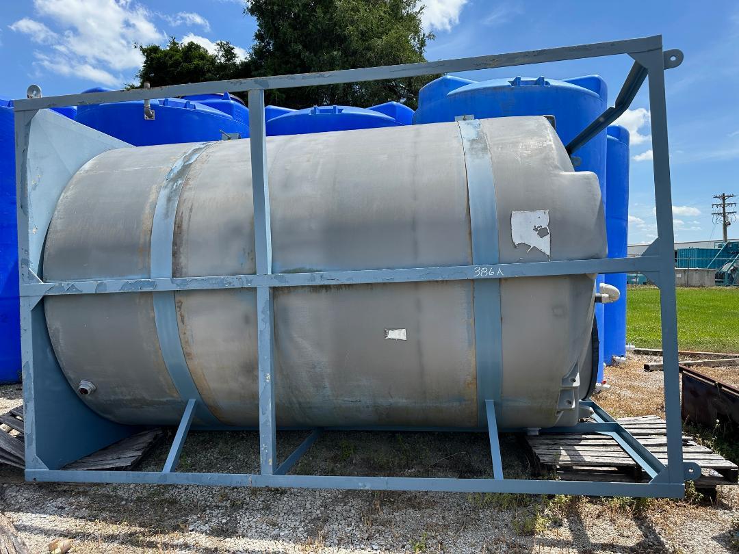 4,000 gallon industrial plastic water tank on skid