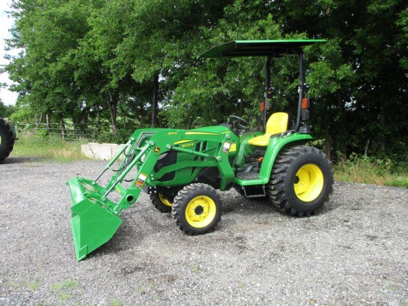 John Deere 3025E with Loader SN 1LV3025ECHJ120556