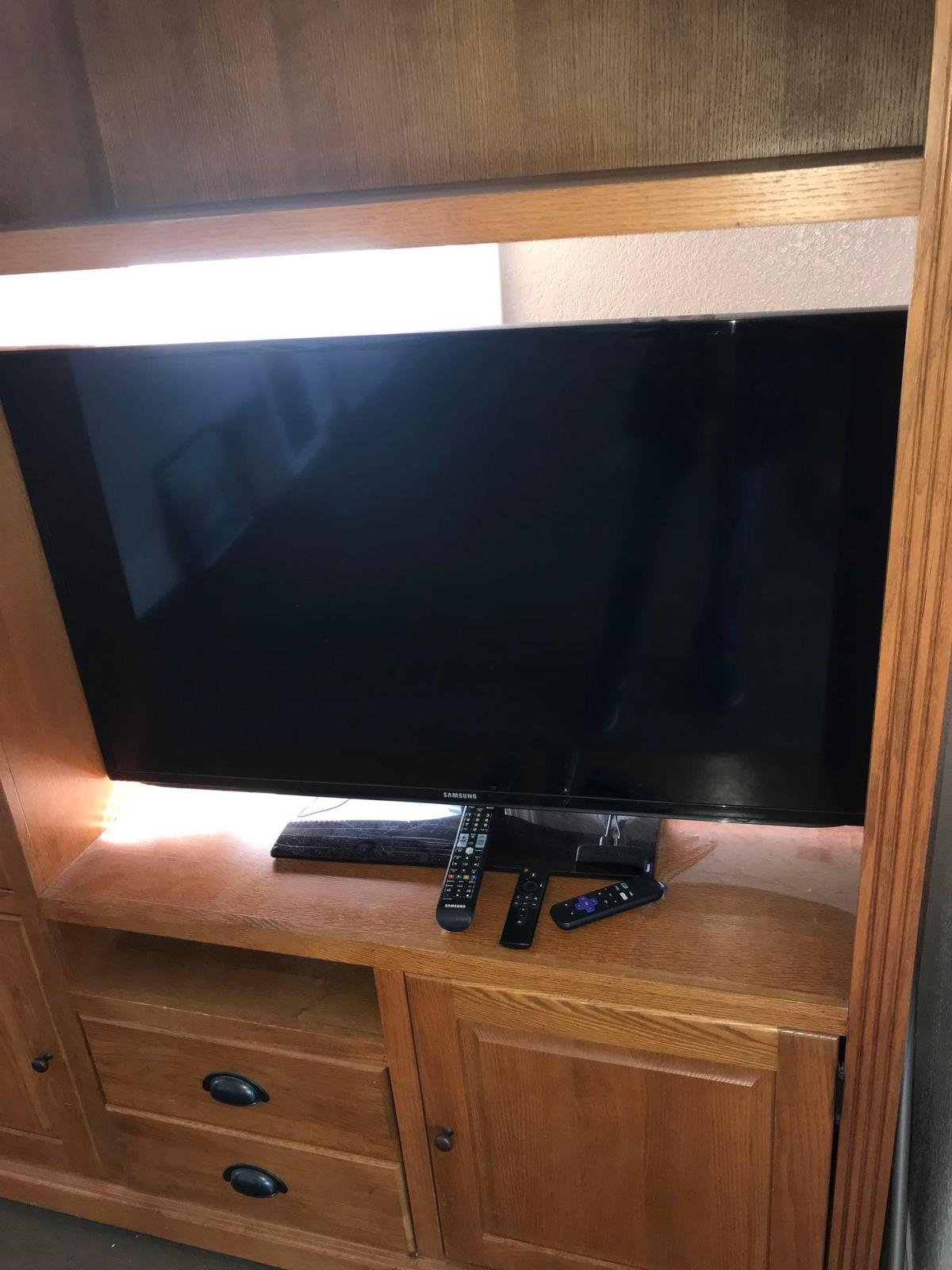 42 in Samsung TV with remote and accessories -Laskey