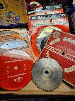 Miscellaneous lot, including saw blades.