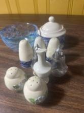 salt/peppers/bowl /sugar bowl
