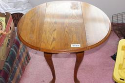 RD OAK LAMP TABLE W/DROP SIDES