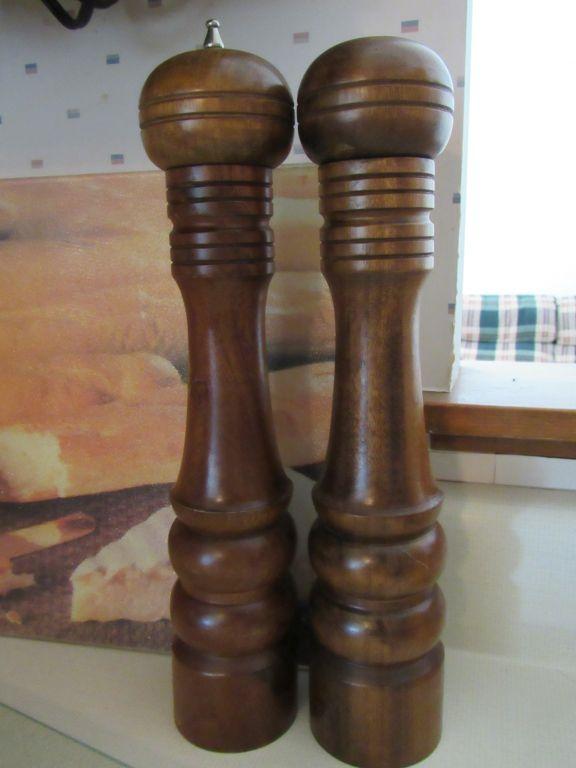 Wooden bowls/salt and pepper grinder