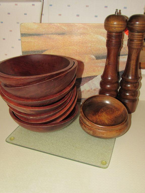 Wooden bowls/salt and pepper grinder