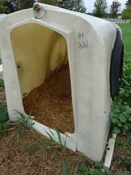 6’ POLY EZ-HUTCH CALVE HUTCH W/ BOTTLE & BUCKET HOLDER, CHAIN & COLLAR