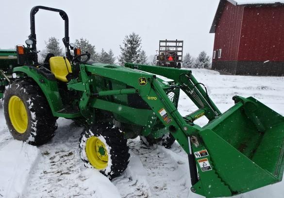 2015 JD 4052M MFWD DSL. TRACTOR (OPEN STATION) W/ JD D170 HYD LOADER