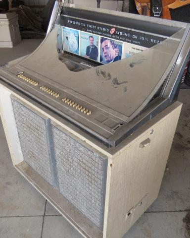 SEEBURG ANTIQUE JUKE BOX, MODEL LPC-1 B (BARN FIND)