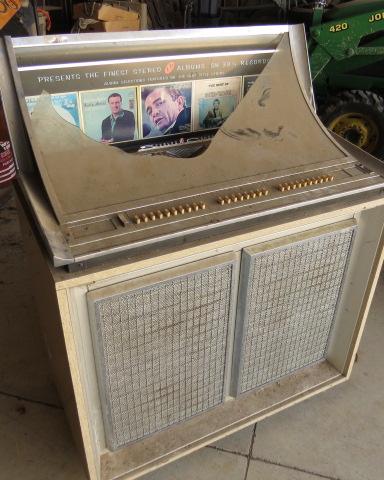 SEEBURG ANTIQUE JUKE BOX, MODEL LPC-1 B (BARN FIND)