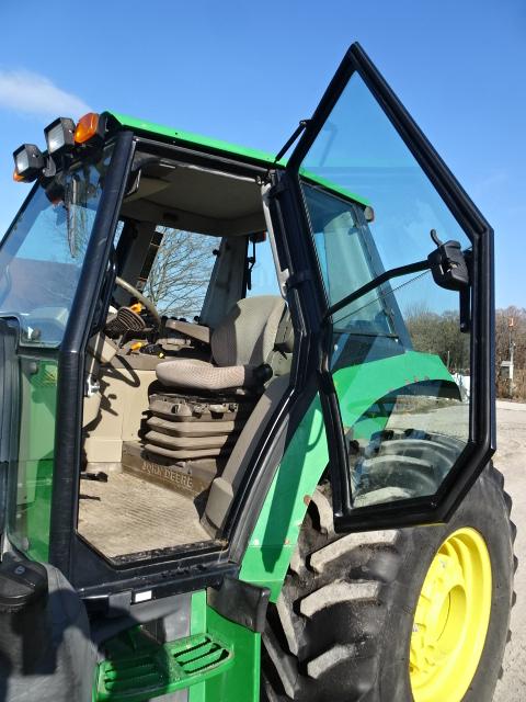 2015 JD 6115M 2WD DSL. TRACTOR, 2004 HRS,