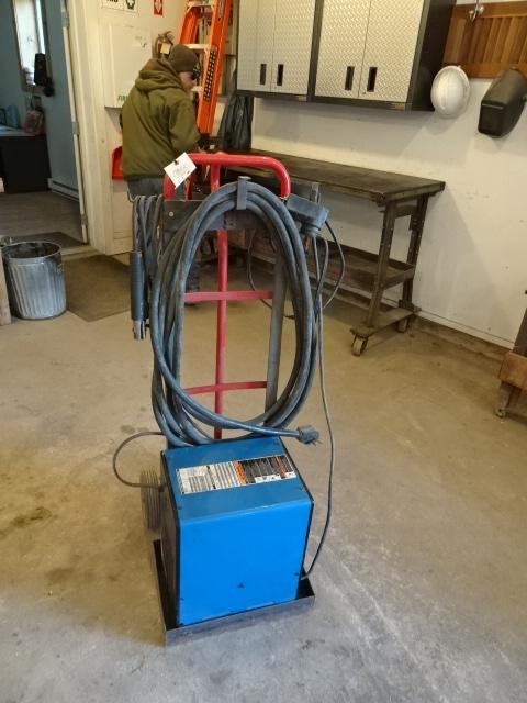 MILLER THUNDERBOLT XL 225 AMP ELEC. ARC WELDER W/ HAND CART