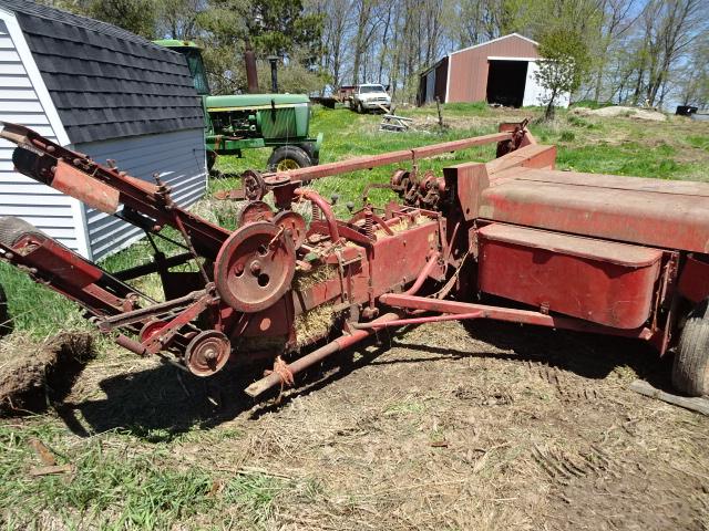 NEW HOLLAND 273 SQUARE HAY BALER W/ THROWER, SN#140014