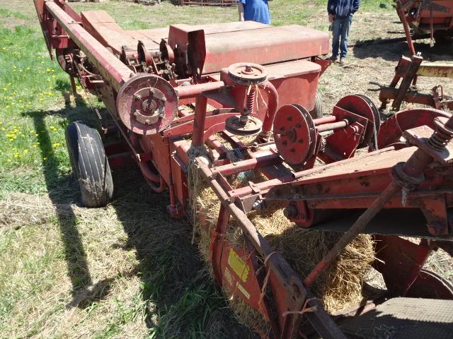 NEW HOLLAND 273 SQUARE HAY BALER W/ THROWER, SN#140014