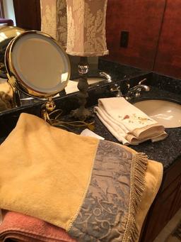 Bathroom Items & Lamp