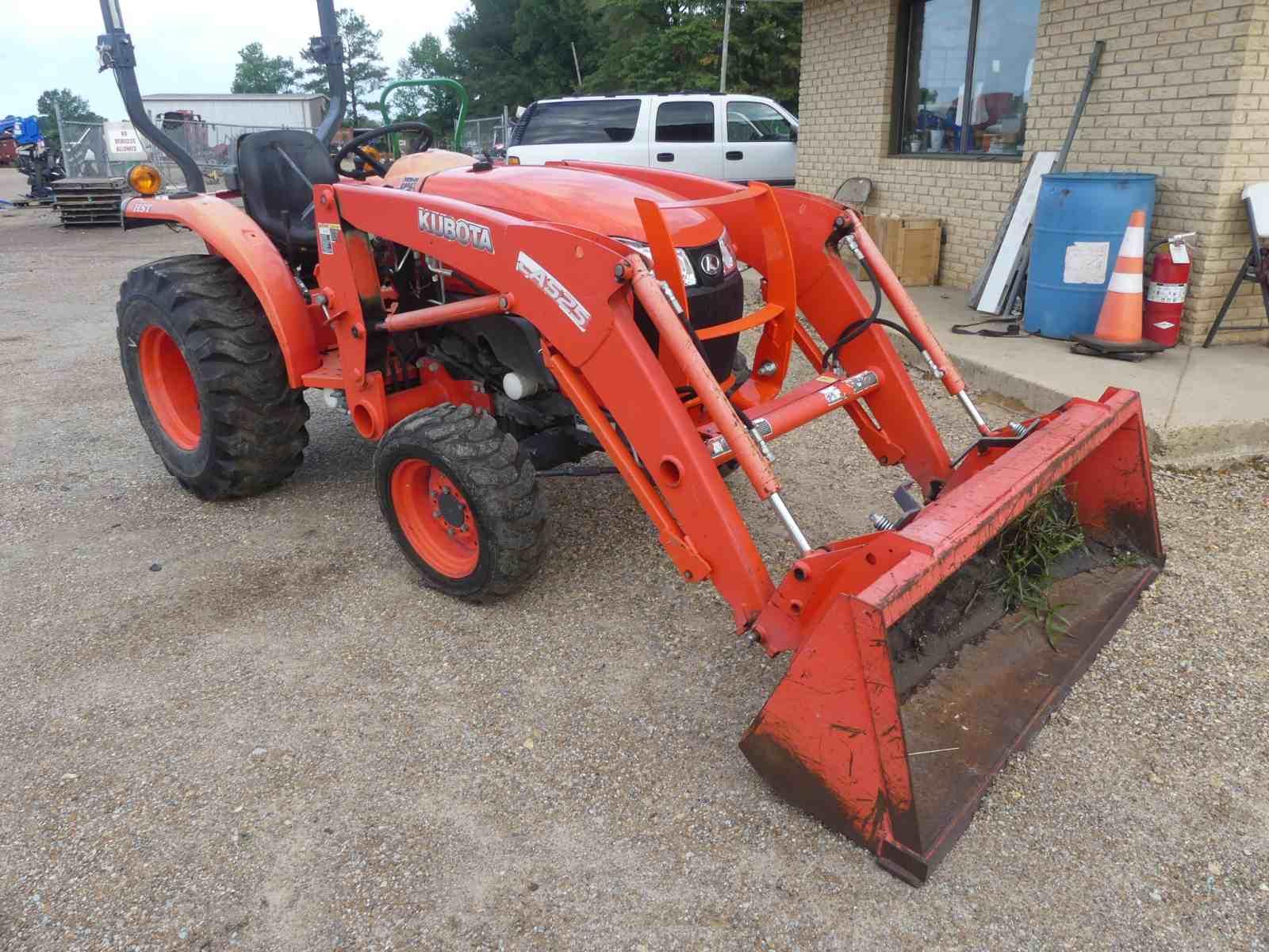 Kubota L3901 MFWD Tractor, s/n 71452: Rollbar, Front Loader w/ Bkt., Hydros