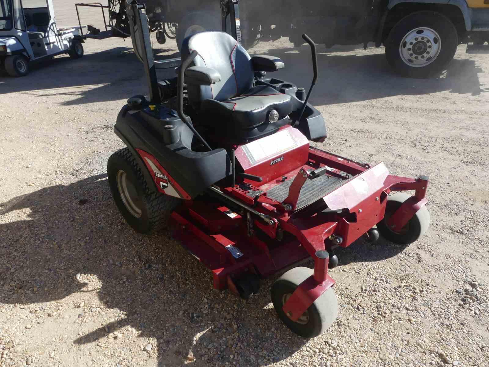 Ferris F210Z Zero-turn Mower: Vanguard 28hp Eng., 61" Cut, Meter Shows 885