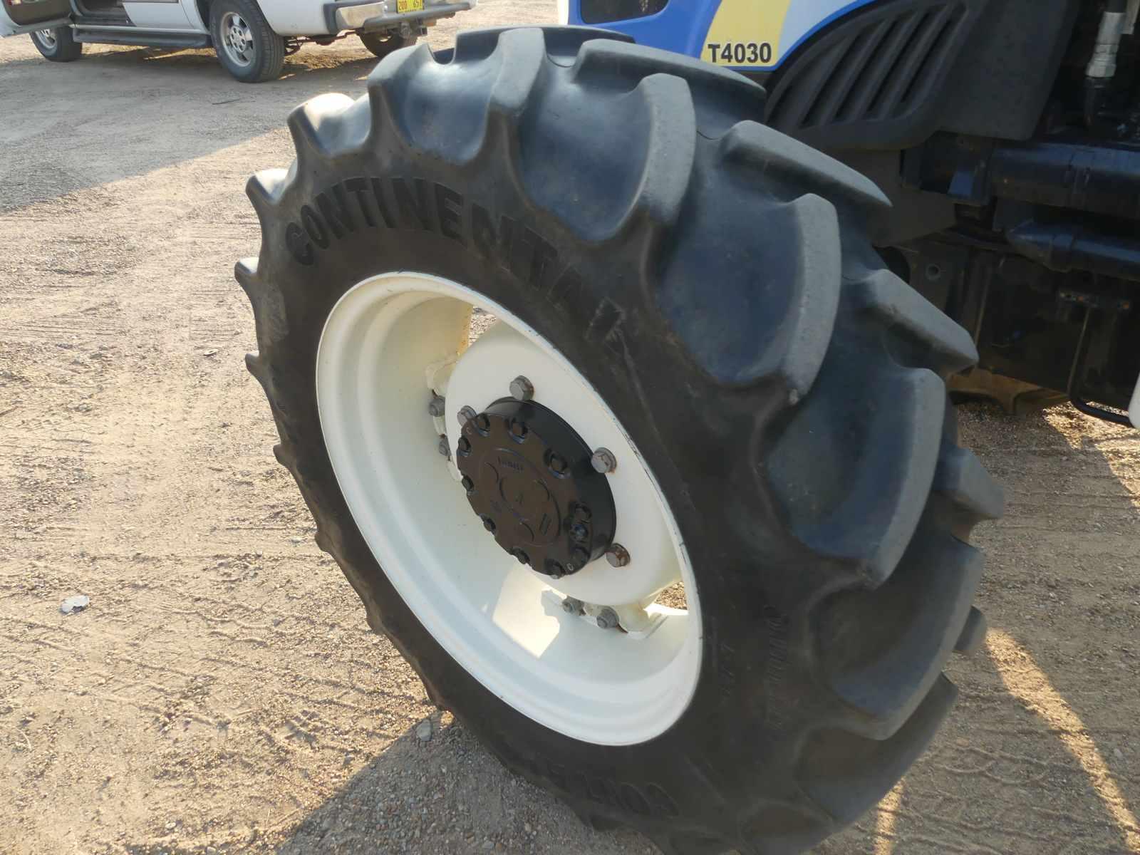 New Holland T4030 MFWD Tractor, s/n ZBJA20132: C/A, Meter Shows 1559 hrs