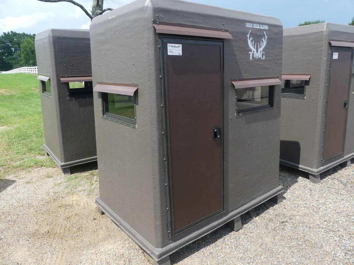 Dixie Deer Blind 4x6 Fiberglass Shooting House: w/ Carpet