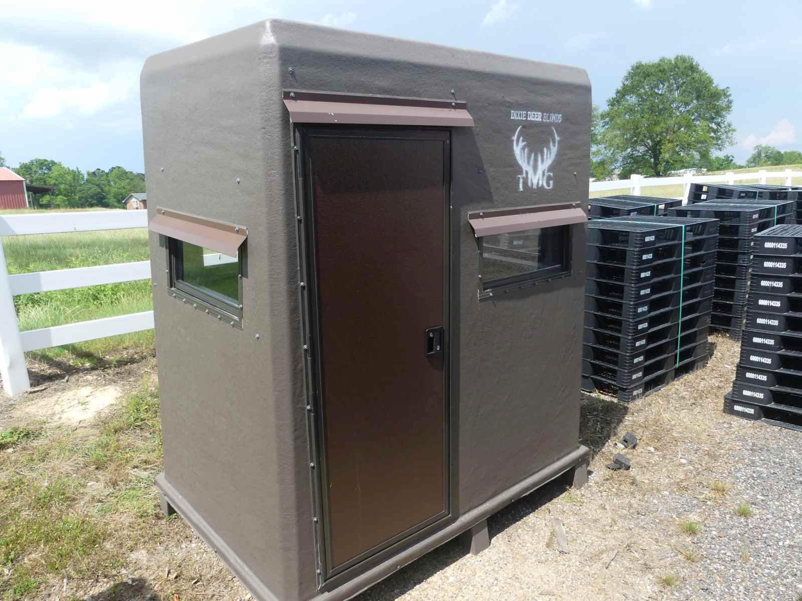 Dixie Deer Blind 4x6 Fiberglass Shooting House: w/ Carpet