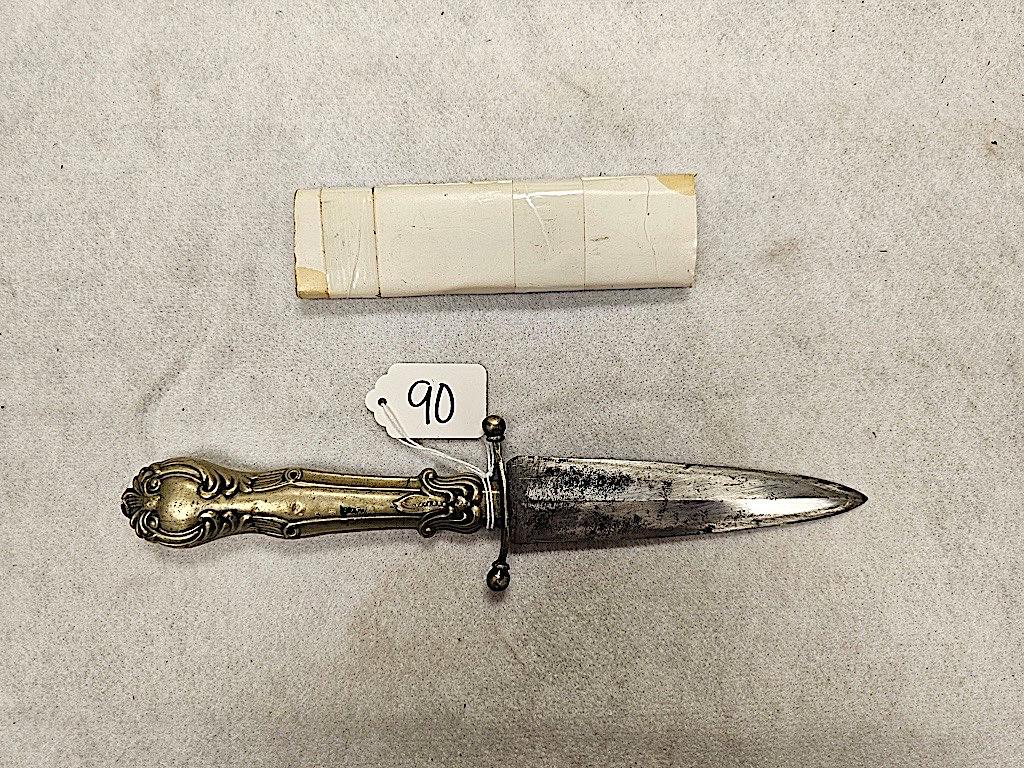 METAL HANDLED DOUBLE EDGE DAGGER NO SHEATH