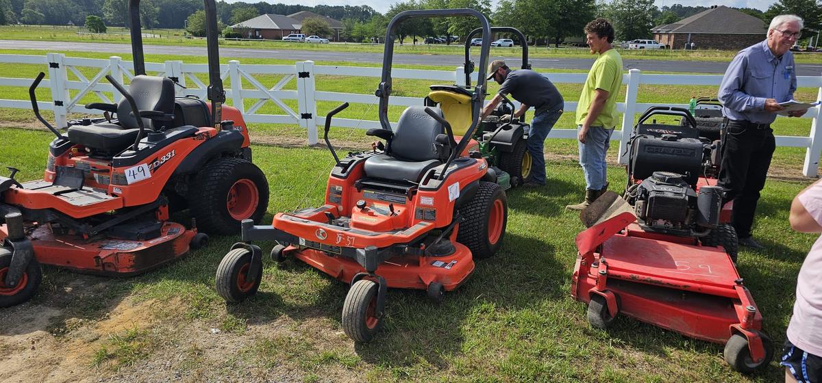 Kubota ZG222 Zero-turn Mower, s/n 12603: Meter Shows 897 hrs