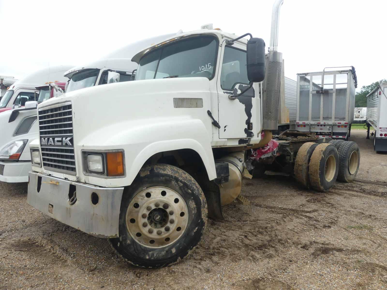 Mack Truck Tractor (Salvage): Wrecked