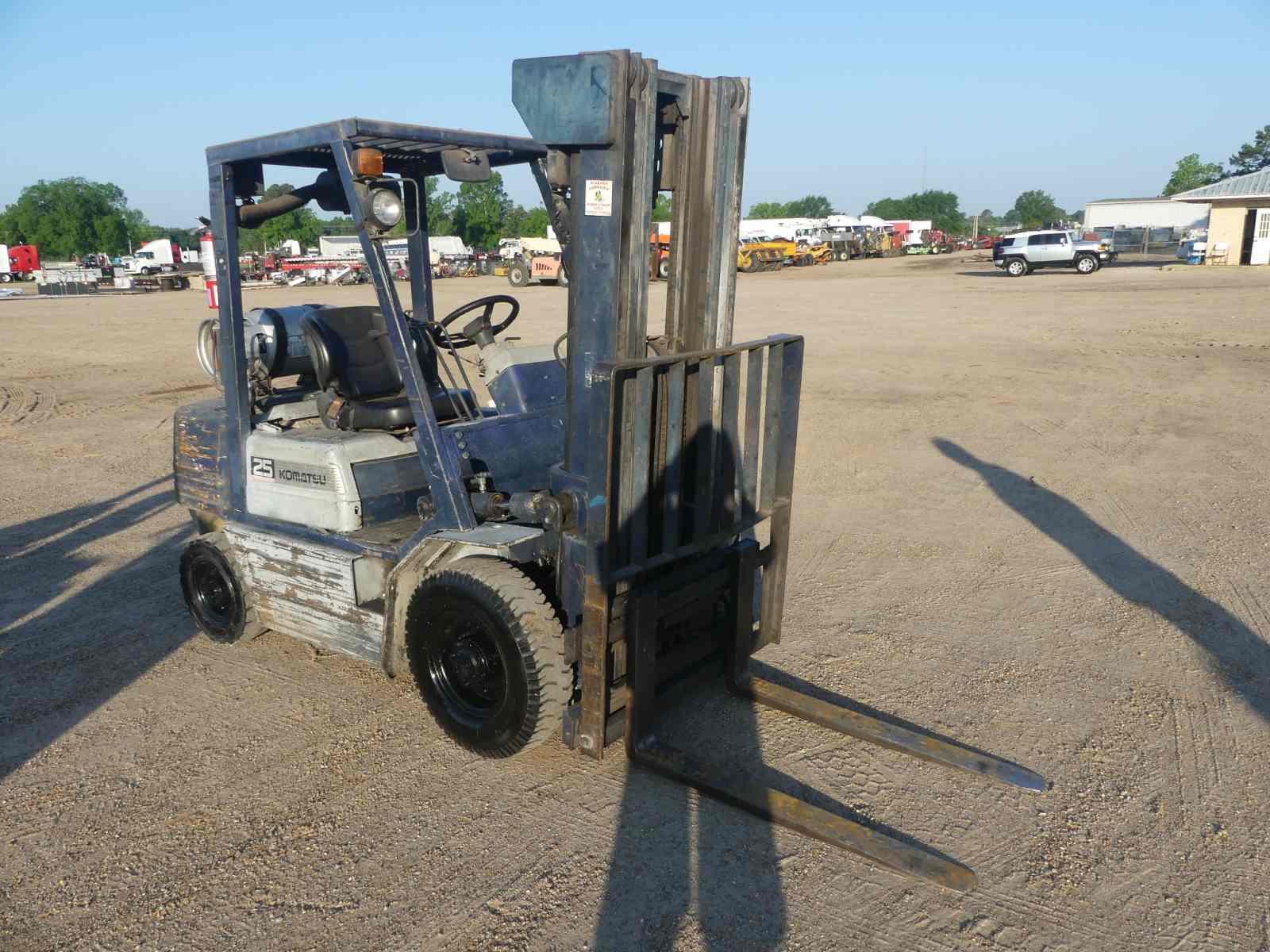 Komatsu FG25T Forklift, s/n 467101A: LP Gas, Side Shift