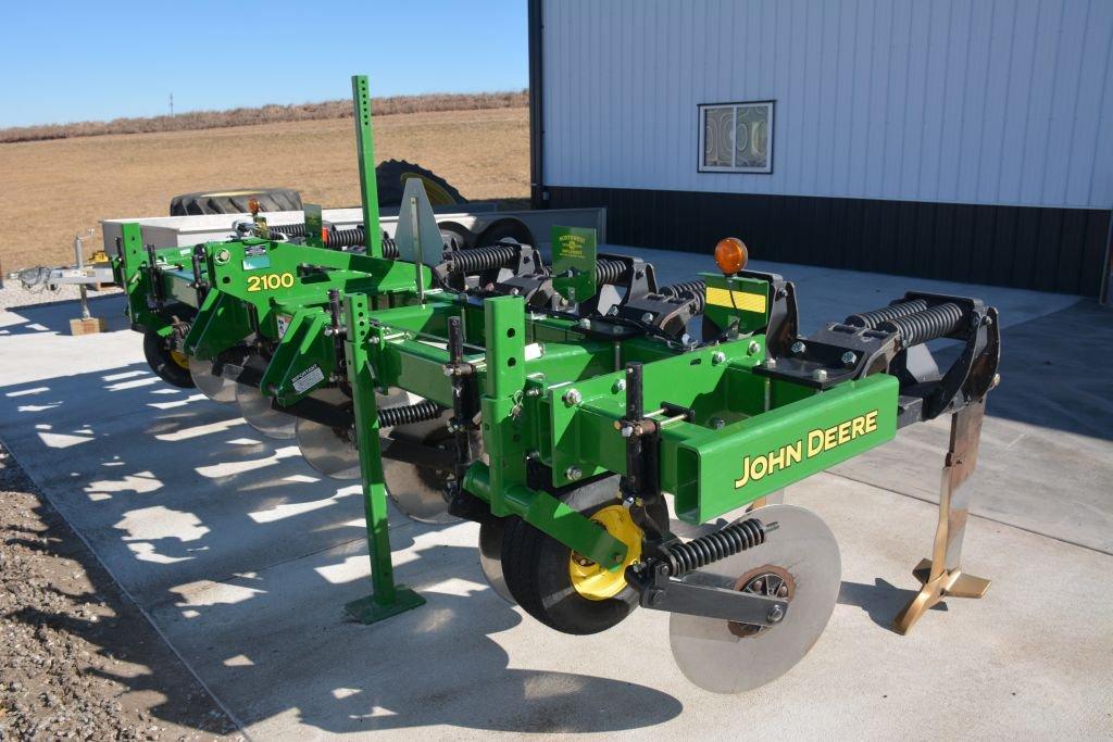 2013 - 2100 Inline Ripper, 17 Ft., 6 In. 7-shank Min. Till, Used Very Littl
