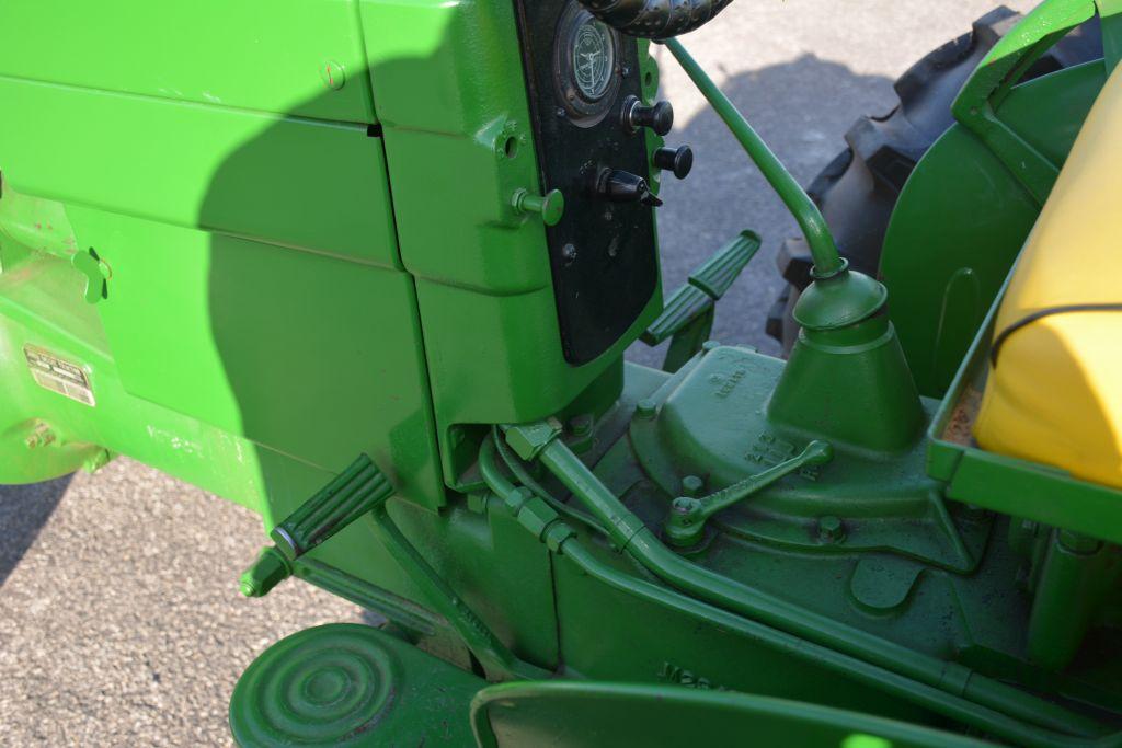 1954 John Deere 40, Runs Good, Great Shape, Front Factory Weight, Factory Wide Front, Clam Shell Fen