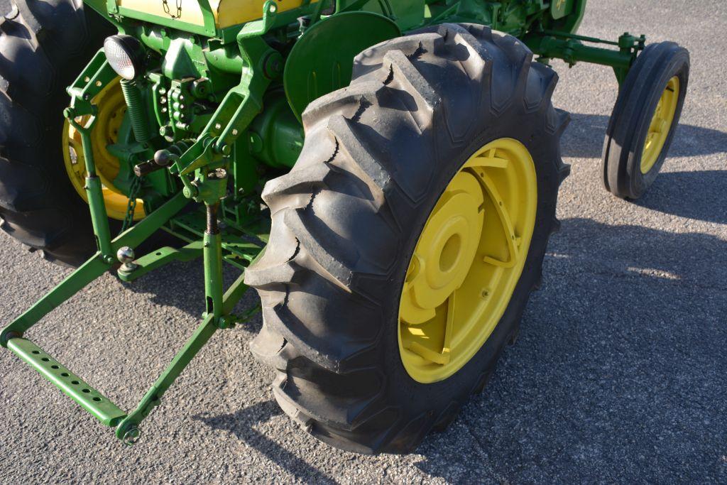 1954 John Deere 40, Runs Good, Great Shape, Front Factory Weight, Factory Wide Front, Clam Shell Fen