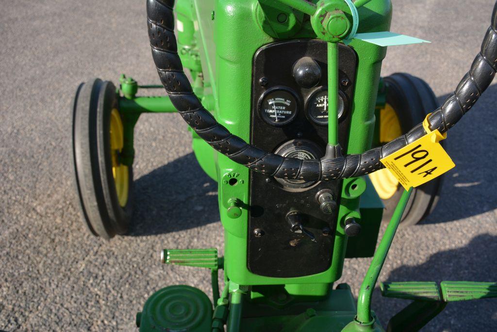 1954 John Deere 40, Runs Good, Great Shape, Front Factory Weight, Factory Wide Front, Clam Shell Fen