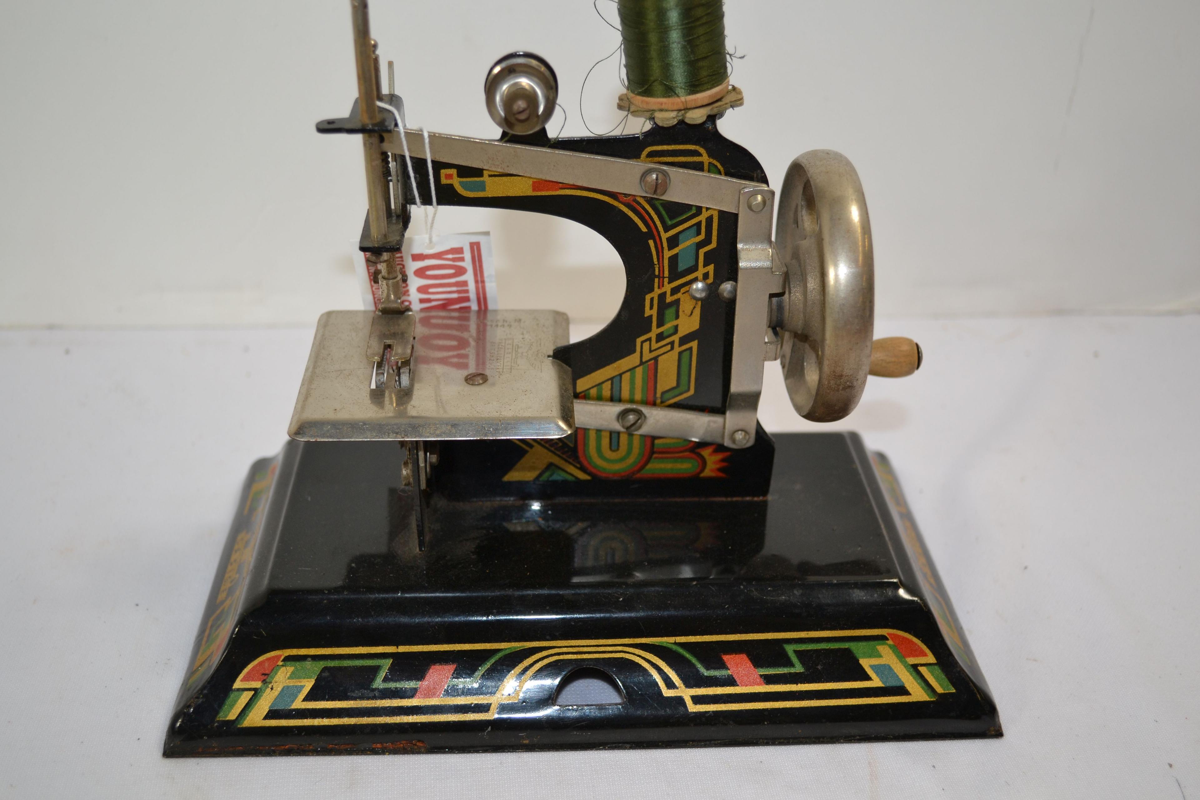 Art Deco Litho Hand Crank Child's Sewing Machine by Casige #116; Made in German