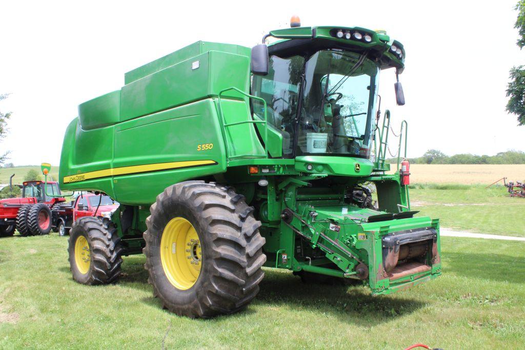2013 John Deere S550 Combine, 2264E 1394S Hours, Rear Wheel Assist, Chopper, Backup Camera, Dual Gra